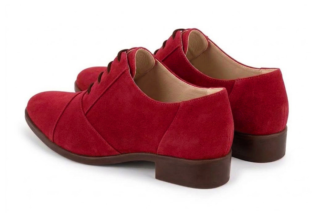 Women's cherry red classic oxfords and derby shoes with round toe and chunky rubber lug sole - Rear view